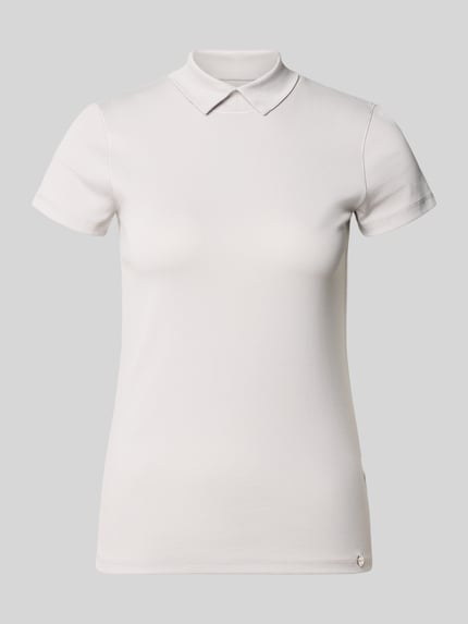 Produktfoto, Slim Fit T-Shirt mit hochschließendem Polokragen von Marc Cain, Damen T-Shirt aus Baumwoll-Elasthan-Mix, weiße Farbe, glatte Textur, Rückenlänge bei Größe 36: 59 cm.