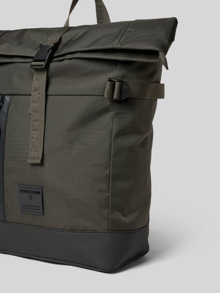 Produktfoto, Rucksack im Roll Top Design Modell 'EDDIE' von Strellson, Herren, Optik: Unifarben, Struktur, Label Patch, recyceltes Material, Hauptfach, Laptopfach, Verschluss: Roll Top mit Reißverschluss und verstellbarer Schnalle, Rucksackgurte, neutrale Farben, robuste Textur, moderne Verarbeitung