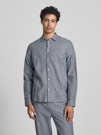 Männermodel trägt Regular Fit Freizeithemd mit Kentkragen Modell 'ABAN' von Blend, grau, Knopfleiste, Ganzkörperansicht von vorne.