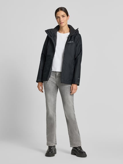 Frauenmodel trägt Regular Fit Jacke mit Logo-Print Modell 'Hikebound' von Columbia, dunkel, glatte Textur, Ganzkörperansicht von vorne. Damen Jacke mit Tunnelzug, Rückenlänge 75 cm, Schulterbreite 42 cm, Brustweite 52 cm, Ärmellänge 66 cm.