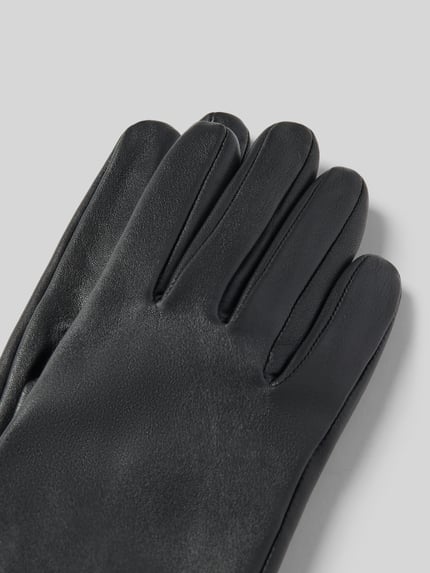 Produktfoto, schwarze Handschuhe aus echtem Leder mit Raffungen von Roeckl, glatte Oberfläche, eingefasste Abschlüsse, Damen Handschuhe