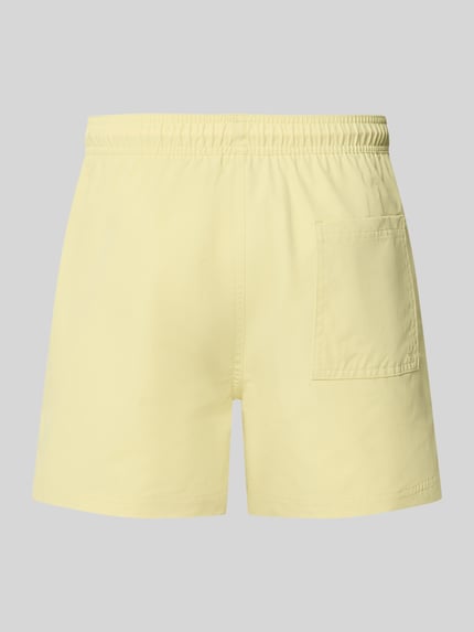 Produktfoto, Straight Fit Badeshorts mit Logo-Detail Modell 'Maui' von Jack & Jones in hellgelb, elastischer Bund mit Tunnelzug und aufgesetzter Tasche, Herren Badeshorts