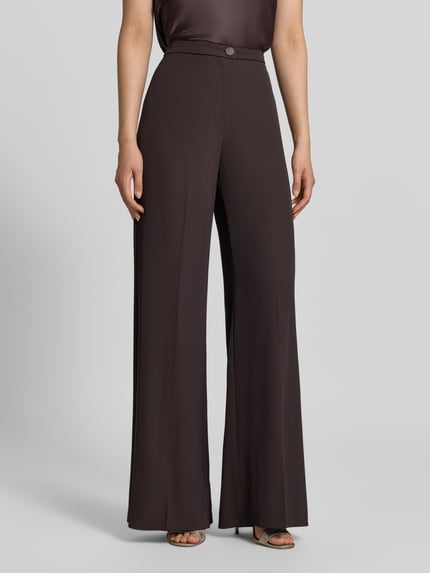 Frauenmodel trägt Wide Leg Stoffhose mit Knopfverschluss von Rinascimento in Dunkelbraun, glatte Textur, Material-Mix mit Stretch, Ganzkörperansicht von vorne.