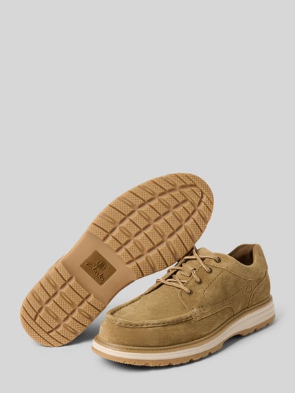 Produktfoto, Schnürschuhe aus Leder Modell 'Melbury Lace' von Clarks in Beige mit abgerundeter Spitze, Label-Detail und profilierter Sohle, strukturierte Oberfläche, Absatzhöhe 4 cm, Schafthöhe 8 cm, Schaftweite 11 cm.
