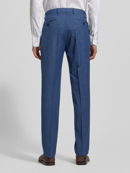 Männermodel trägt Regular Fit Anzughose mit Bügelfalten von bugatti in Blau, Material-Mix mit Schurwoll-Anteil, Ganzkörperansicht Rückansicht.