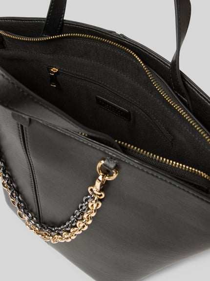 Produktfoto, schwarze Handtasche mit Ketten Modell 'LAINIO' von Seidenfelt, Reißverschluss, goldfarbene Details, strukturierte Oberfläche