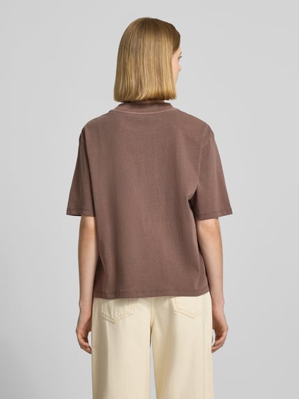 Frauenmodel trägt T-Shirt Motiv-Print und Rundhalsausschnitt von Jake*s Casual in Braun, Relaxed Fit, reine Baumwolle, Ganzkörperansicht Rückansicht.