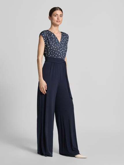 Vrouwenmodel draagt Regular Fit Jumpsuit met V-hals van Vera Mont, donkerblauwe elastische materiaalmix, tailleband, geplooid, mouwloos design, getailleerde pasvorm, voorkant volledige lichaamsopname