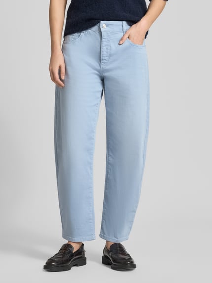Vrouwenmodel draagt Wide Fit Jeans im 5-Pocket-Design Modell 'Danni' van MAC in lichtblauw, elastische katoenmix, knoop- en ritssluiting, maat 36 bundwijdte 40 cm, binnenbeenlengte 72 cm, vooraanzicht heup- tot enkelopname.