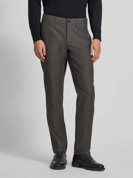 Männermodel trägt Stoffhose mit französischen Eingrifftaschen von MCNEAL, Baumwoll-Elasthan-Mix, gerader Schnitt, Ganzkörperansicht von vorne.