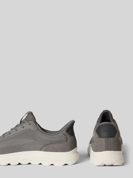 Produktfoto, Slip-on-Sneaker mit profilierter Sohle Modell 'SPHERICA' von Geox in Grau, Abgerundete-Spitze, Schlupfform, Absatzhöhe 5 cm, Schafthöhe 8 cm, Schaftweite 7 cm, seitliche und rückseitige Ansicht, feine Mesh-Optik und glatte Struktursohle