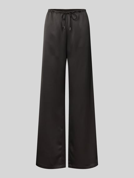 Produktfoto, Wide Leg Stoffhose aus Satin von Juvia, wpuszczane kieszenie, tunel w pasie, długość wewnętrzna nogawki 80 cm, szerokość w rozmiarze S: 40 cm, satynowa gładka tekstura, czarny kolor