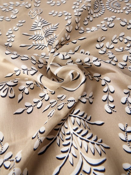 Produktfoto, Tuch aus reiner Seide Modell 'VINCENCY' von BOSS mit floralem Allover-Muster, Twill-Textur, label Patch und Logo-Detail