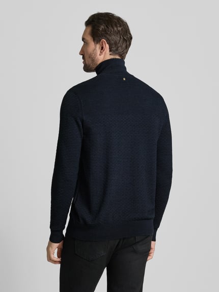 Męski model nosi Strickpullover mit gerippten Abschlüssen od PME Legend, granatowy, bawełna, regular fit, długi rękaw, widok całej sylwetki z tyłu.