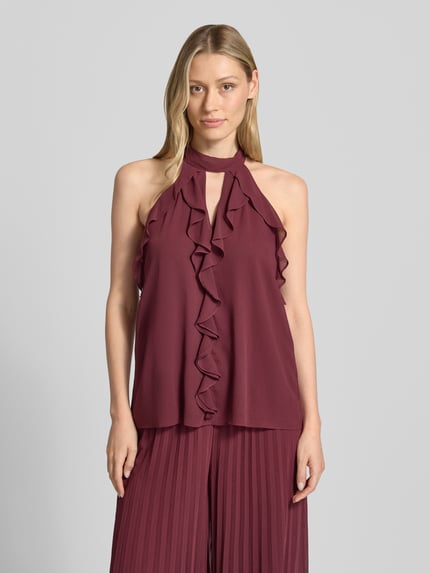 Frauenmodel trägt Top mit Volants und Neckholder von V by Vera Mont in Bordeaux, Chiffon, gerade geschnitten, Cut-outs, Vorderansicht, Nahaufnahme Oberkörper.
