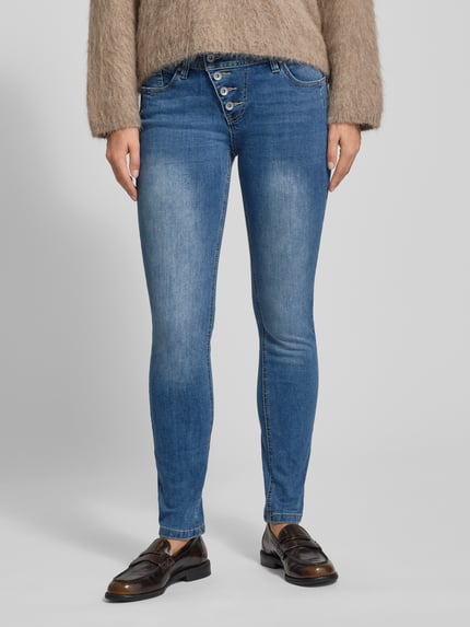 Vrouwenmodel draagt Straight Fit Jeans met knoopsluiting model 'Malibu' van Buena Vista, 5-pocket, denim blauw, katoenmix, vooraanzicht halflichaam.