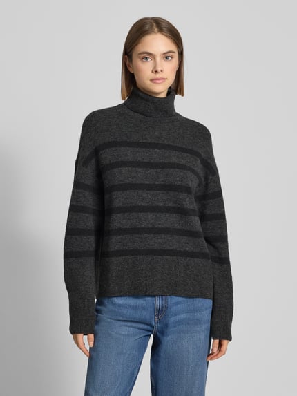 Frauenmodel trägt Regular Fit Rollkragenpullover aus Schurwoll-Mix von Marc O'Polo Denim, mehrfarbig gestreift, Strick, Ganzkörperansicht von vorne.