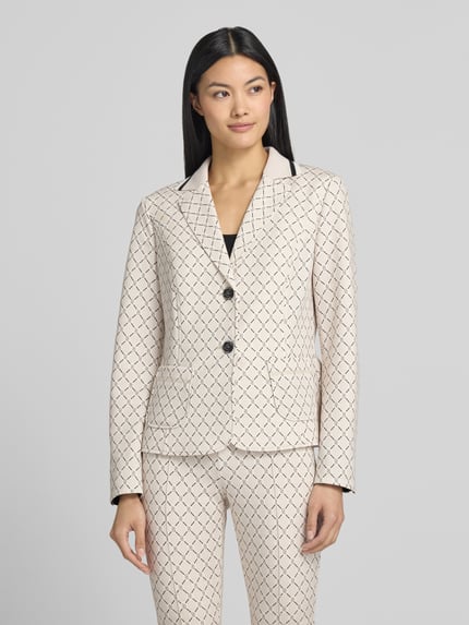 Frauenmodel trägt Slim Fit Blazer mit aufgesetzten Taschen und Knopfverschluss von Marc Cain im Allover-Look, Material-Mix mit Stretch-Anteil, Reverskragen, helle Grundfarbe mit dunklem Karomuster, Struktur weich, Ganzkörperansicht von vorne. Rückenlänge bei Größe 36: 58 cm, Brustweite: 49 cm, Ärmellänge: 60 cm.