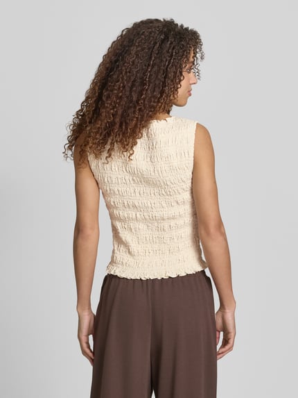 Modelka nosi Top mit Smok-Details und Rundhalsausschnitt von Jake*s Casual, mieszanka bawełny, dopasowany krój, okrągły dekolt, długość tyłu w rozmiarze 38: 51 cm, kremowy i brązowy, tekstura marszczona, całkowity widok z tyłu.