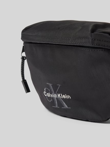 Produktfoto, czarna Bauchtasche mit Label Stitching Modell 'BOLD WAISTBAG' od CK Calvin Klein, widoczna faktura materiału
