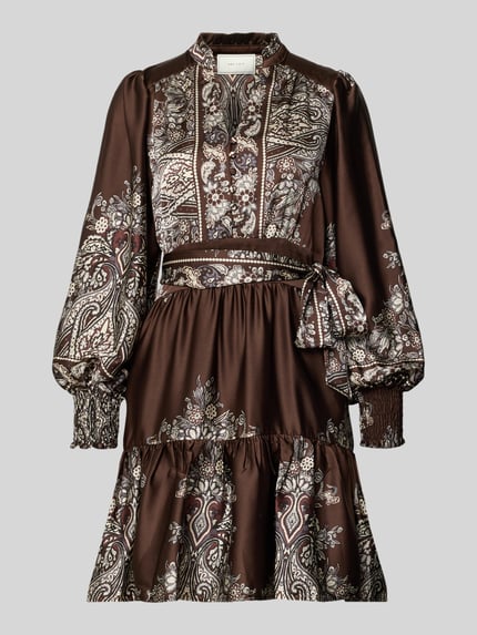 Produktfoto, knielange dames jurk met V-hals, getailleerd model met tailleriem en korte knoopsluiting, model 'MALFIDA' van Neo Noir, ruglengte 92 cm, borstwijdte 43 cm, mouwlengte 64 cm, bruin met paisley patroon, gladde stof, licht glanzend