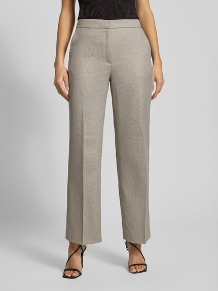 Frauenmodel trägt Wide Leg Hose aus Viskose-Mix von s.Oliver BLACK LABEL, Optik: Unifarben, Allover-Muster, Fischgrät-Muster, Bügelfalten, Ziertaschen, Mid Waist, seitliche Eingrifftaschen, Schiebehaken und verdeckter Reißverschluss, Material: Viskose-Mix, Ganzkörperansicht von vorne.