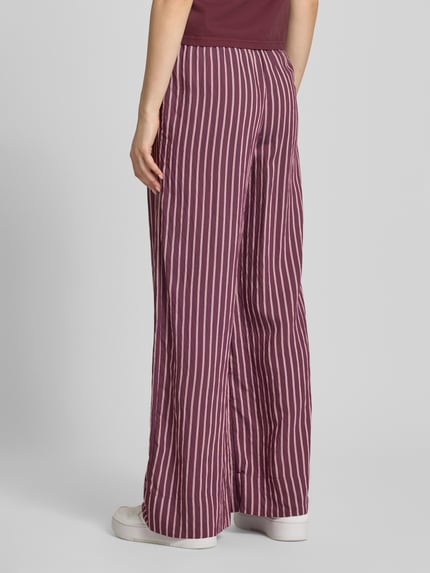 Kobieta nosi Regular Fit Weite Hose aus Viskose-Mix Modell 'MELDOLA' od Only, wielokolorowy, paski, materiał popelina, 7/8 długość, tylna całopostaciowa perspektywa.
