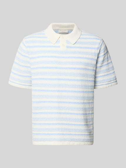 Produktfoto, Modern Fit Poloshirt mit kurzer Knopfleiste Modell 'HYERES' von Jack & Jones im Material-Mix mit Baumwoll-Anteil, Strukturmuster, Polokragen, Streifen in Weiß und Hellblau, Rückenlänge bei Größe M: 67 cm.
