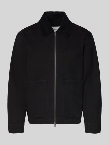 Produktfoto, schwarze Jacke mit Zweiwege-Reißverschluss Modell 'Bo' von Wood Wood aus reiner Baumwolle, sichtbare Taschen, neutraler Hintergrund