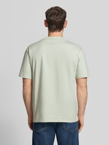 Männermodel trägt Regular Fit T-Shirt aus reiner Baumwolle Modell 'DAPOLINO' von HUGO, Optik: Unifarben, Ganzkörperansicht Rückansicht.