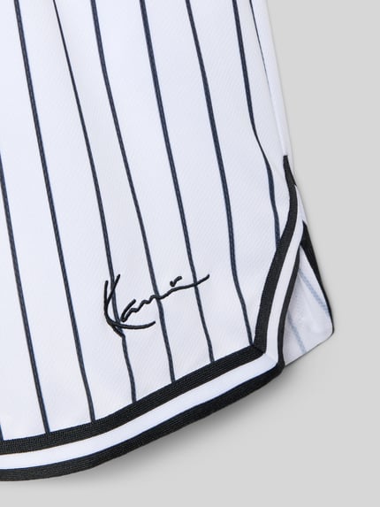 Produktfoto, Regular Fit Shorts mit Logo-Stitching von KARL KANI, weiße kinder Shorts mit schwarzen Längsstreifen, elastischer Bund, Eingrifftaschen, Bundweite 30 cm und Innenbeinlänge 17 cm bei Größe 134, texturierte Oberfläche