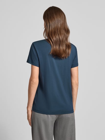 Frauenmodel trägt Regular Fit T-Shirt mit V-Ausschnitt Modell 'Dala' von MOS MOSH, dunkelblau, glatte Struktur, Modal-Mix, Ganzkörperansicht Rückansicht. Rückenlänge bei Größe S: 58 cm, Damen T-Shirt.
