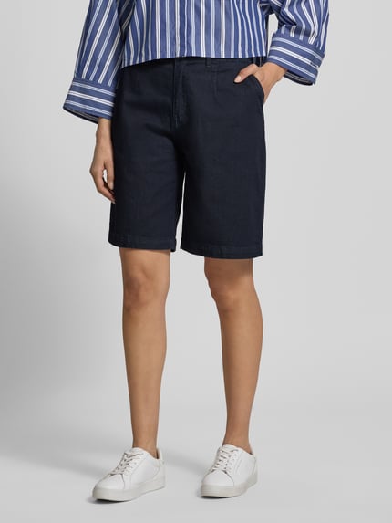 Frauenmodel trägt Chino-Shorts mit Gesäßleistentaschen von Buena Vista aus dunkelblauem Baumwoll-Mix mit Stretch-Anteil, Ganzkörperansicht von vorne.