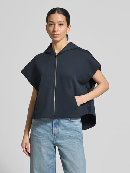 Vrouwenmodel draagt Loose Fit Sweatjacke aus Baumwoll-Mix Modell 'GATTINI' van MAX&Co., effen donkerblauw met kangoeroezak en capuchon, katoenmix sweatmateriaal, vooraanzicht bovenlichaam