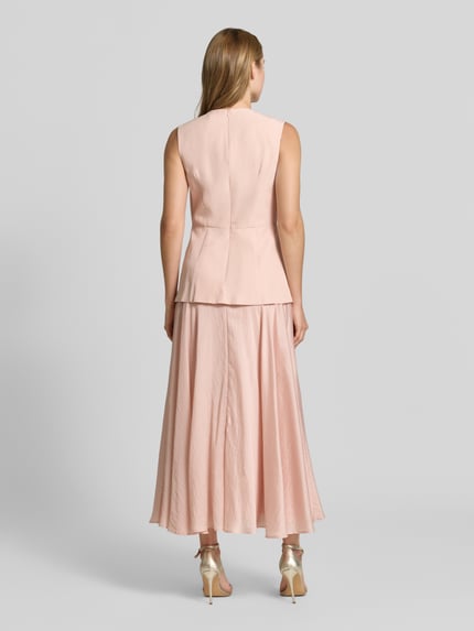 Vrouwenmodel draagt Maxikleid aus Lyocell-Leinen-Mix mit 2-in-1-Look van Jake*s Collection in lichtroze, recht model, ronde hals, mix van lyocell en linnen, ruglengte maat 36 133 cm, borstwijdte maat 36 43 cm, stof met gladde textuur, Ganzkörperansicht Rückansicht.