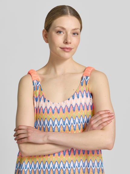 Vrouwenmodel draagt Midikleid met Zickzack-Muster van Smith and Soul, recht model, zigzagmotief, all-over look, ronde hals, nahaufnahme bovenlichaam