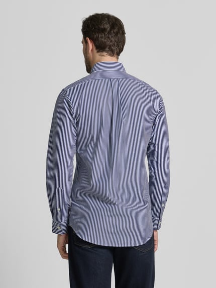 Männermodel trägt Freizeithemd mit Knopfleiste von Polo Ralph Lauren im Regular Fit aus Baumwoll-Elasthan, blau-weiß gestreift, Rückansicht, Ganzkörperansicht.