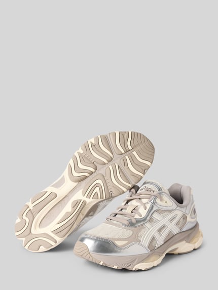 Produktfoto, Sneaker mit vetersluiting Model 'GEL-NYC 2.0' van ASICS in beige en zilver, afgeronde punt, labeldetail, hakhoogte maat 40: 4 cm, schachthoogte: 7 cm, schachtbreedte: 9 cm