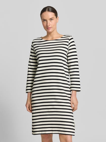 Frauenmodel trägt Loose Fit Freizeitkleid aus reiner Baumwolle von Marc O'Polo, schwarz-weiß gestreift, Damen Freizeitkleid, Nahaufnahme Oberkörper.