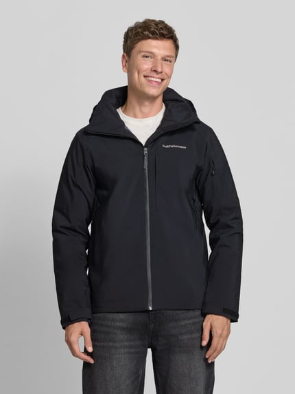 Mannenmodel draagt zwarte Heren jack met capuchon Model 'Maroon' van Peak Performance, regular fit, Labelstitching, ritssluiting, ruglengte maat M 75 cm, schouderbreedte 47 cm, borstwijdte 57 cm, mouwlengte 69 cm, gewone vooraanzicht bovenlichaam.