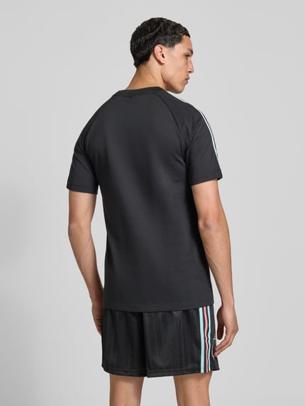 Mannelijk model draagt Regular Fit T-shirt uit katoenmix model 'RBFA OG' van adidas Originals, look: effen, sweat, korte mouw, ronde hals, Ganzkörperansicht Rückansicht.