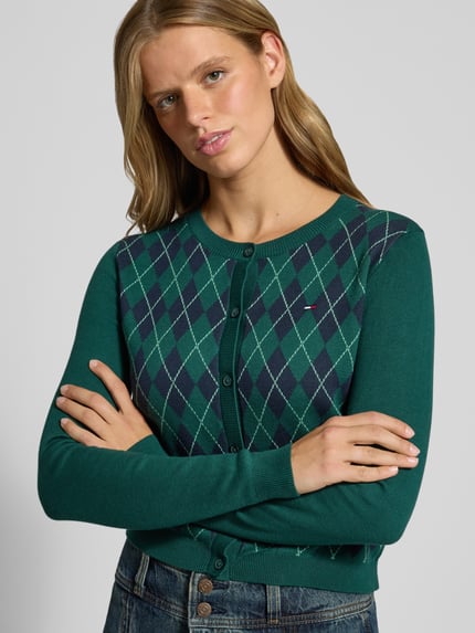 Frauenmodel trägt Regular Fit Strickjacke aus reiner Baumwolle von Tommy Jeans in Grün mit Rautenmuster, Nahaufnahme Oberkörper, Damen Strickjacke von Tommy Jeans