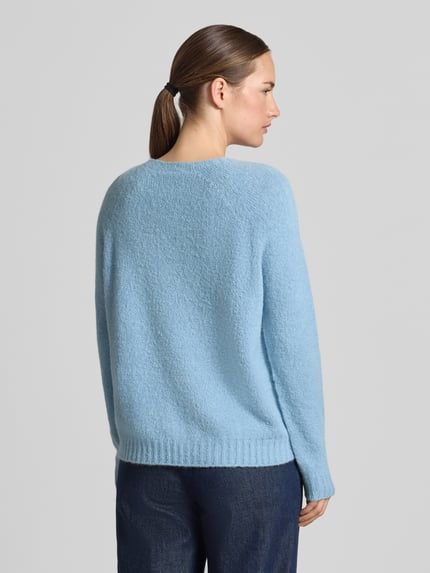 Frauenmodel trägt Regular Fit Pullover aus Alpaka-Mix Modell 'GHIACCI' von Max Mara, hellblau, weiche Textur, Damen Pullover von Weekend Max Mara, Ganzkörperansicht Rückansicht.