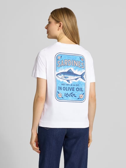 Vrouwenmodel draagt T-Shirt met Rundhalsausschnitt van Rich & Royal, regular fit, zuiver katoen, statement-print, ruglengte 59 cm, volledig wit met blauw en roze details, rugopname, geheellichaamsaanzicht achteraan.