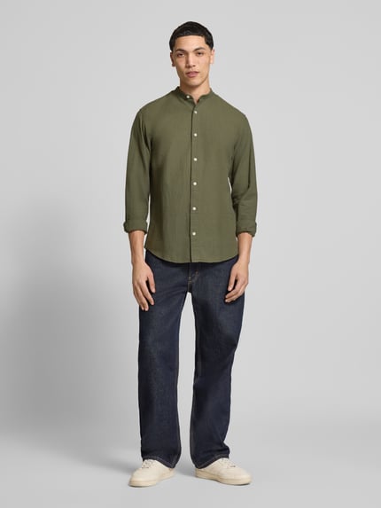 Männermodel trägt Freizeithemd mit Leinen-Anteil Modell 'BREEZE' von Jack & Jones im Regular-Fit aus Baumwoll-Leinen-Mix, Ganzkörperansicht von vorne.