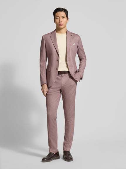 Männermodel trägt Slim Fit 2-Knopf-Sakko mit Pattentaschen von Zuitable im Material-Mix mit Lyocell-Anteil, Ganzkörperansicht von vorne.