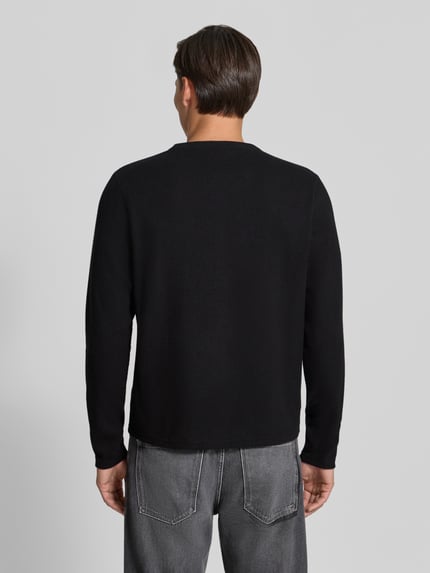 Männermodel trägt zwart Regular fit heren sweatshirt van DRYKORN, Materiaalmix met katoen, model 'MALIOR', knoopsluiting, ruglengte maat M 63 cm, mouwlengte maat M 69 cm, ganzkörperaanzicht rugaanzicht.