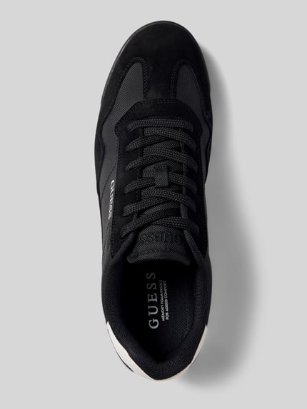 Productfoto, zwarte en grijze Sneaker uit mix van leer en textiel model 'DREAN' van Guess met labeldetail, afgeronde punt, vetersluiting, hakhoogte maat 44: 2 cm, schachthoogte maat 44: 8 cm, schachtbreedte maat 44: 8 cm