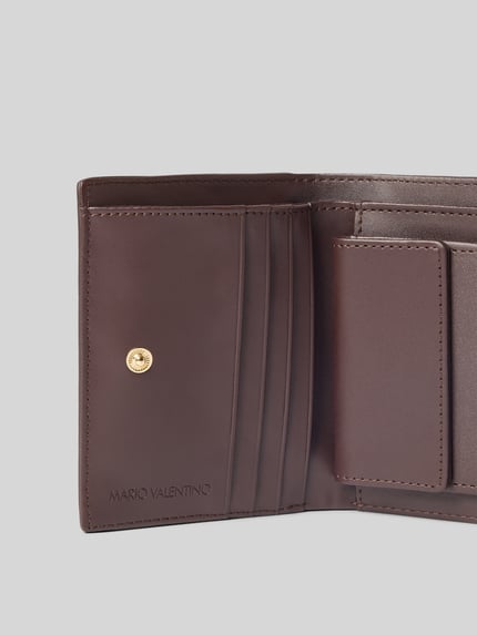 Produktfoto, Portemonnaie mit Münzfach und Kartenfächern von Valentino Bags in glänzender Lederoptik mit Struktur, Logo und Druckknopf.