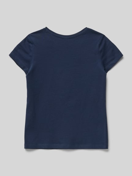 Meisje draagt Regular Fit T-Shirt aus reiner Baumwolle van s.Oliver RED LABEL in effen donkerblauw jersey katoen, korte mouw, ronde hals, motief-stiksel, ganzlichaamsaanzicht achteraan.